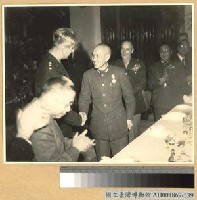 藏品(蔣主席向魏德邁將軍握手祝賀)的圖片